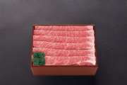 和牛である米沢牛の専門店、黄木のしゃぶしゃぶ用精肉。しゃぶしゃぶ用肩ロースが乗っている赤箱。