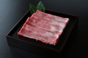 和牛である米沢牛の専門店、黄木のすき焼き用精肉。肩ロースの部位の詰合せの四角黒皿。