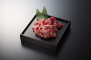 和牛である米沢牛の専門店、黄木の米沢牛切り落とし。四角黒皿。