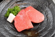 米沢牛赤身モモステーキ用　100g×2枚（冷蔵） 簡易箱入