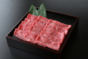 和牛である米沢牛の専門店、黄木のしゃぶしゃぶ用精肉。しゃぶしゃぶ用モモが乗っている四角黒皿。