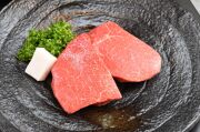 和牛である米沢牛の専門店、黄木のステーキ用精肉。ステーキ用モモが入っている黒皿。