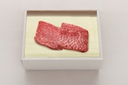 和牛である米沢牛の専門店、黄木のステーキ用精肉。ステーキ用モモが2枚入っている赤箱。