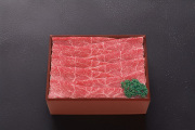 和牛である米沢牛の専門店、黄木のしゃぶしゃぶ用精肉。しゃぶしゃぶ用モモが乗っている赤箱。