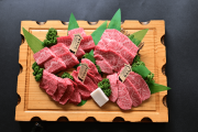 和牛である米沢牛の専門店、黄木の焼肉用精肉。希少部位盛合せが乗っている黒皿。