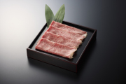 和牛である米沢牛の専門店、黄木のすき焼き用精肉。ロースの部位の詰合せの四角黒皿。