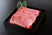 和牛である米沢牛の専門店、黄木のすき焼き用精肉。特選ロースの部位の詰合せの四角黒皿。