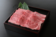 和牛である米沢牛の専門店、黄木の焼肉用精肉。焼肉用ロースが乗っている四角黒皿。