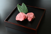 和牛である米沢牛の専門店、黄木のステーキ用精肉。ステーキ用ランプが2枚入っている四角黒皿。