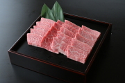 和牛である米沢牛の専門店、黄木の焼肉用精肉。焼肉用霜降りカルビが乗っている四角黒皿。