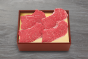 和牛である米沢牛の専門店、黄木のステーキ用精肉。ステーキ用ランプが4枚入っている赤箱。