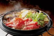 和牛である米沢牛の専門店、黄木のすき焼き。鍋調理イメージ。