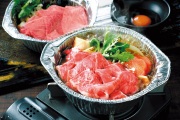 和牛である米沢牛の専門店、黄木のすき焼き鍋。調理イメージ。