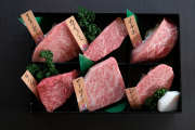 和牛である米沢牛の専門店、黄木のステーキ用精肉。米沢牛の6種類の部位をステーキ用にしました。黒箱でご提供。
