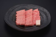 和牛である米沢牛の専門店、黄木の焼肉用精肉。焼肉用肩三角が乗っている黒皿。悠修牛。