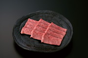 和牛である米沢牛の専門店、黄木のしゃぶしゃぶ用精肉。しゃぶしゃぶ用モモが乗っている黒皿。悠修牛。