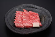 和牛である米沢牛の専門店、黄木の焼肉用精肉。焼肉用バラが乗っている黒皿。悠修牛。