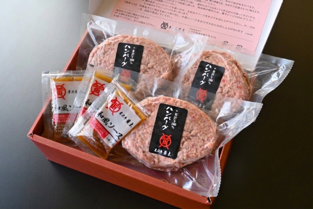 和牛である米沢牛の専門店、黄木の生ハンバーグ