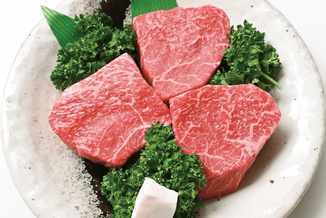 和牛である米沢牛の専門店、黄木の米沢牛ランプステーキ3枚の白皿画像。