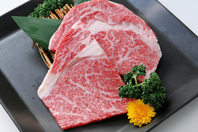 和牛である米沢牛の専門店、黄木のステーキ用精肉。ステーキ用サーロインが2枚入っている黒皿。