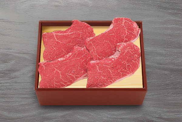 和牛である米沢牛の専門店、黄木のステーキ用精肉。ステーキ用ランプが4枚入っている赤箱。