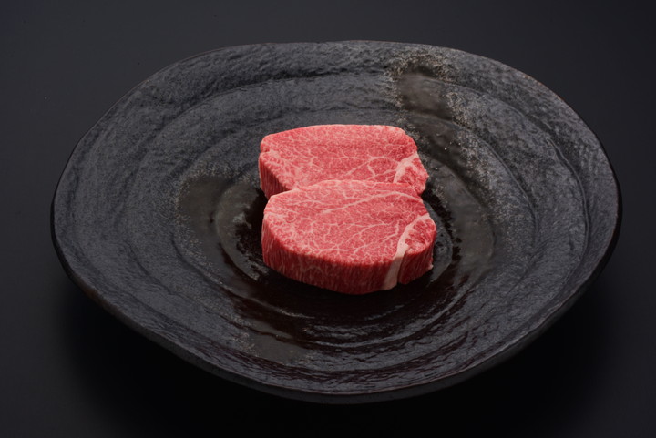 和牛である米沢牛の専門店、黄木のステーキ用精肉。悠修牛のヒレが2枚入っている黒皿。