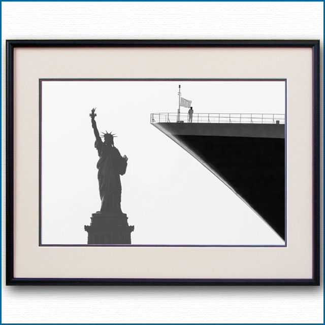 2003年 客船クイーンメリー2と自由の女神の写真 2483LL黒