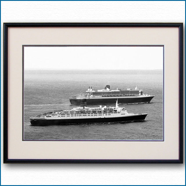 2008年 客船クイーンエリザベス2とクイーンメリー2の写真 2484LL黒