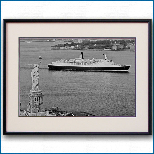 1986年 客船クイーンエリザベス2と自由の女神の写真 3328LL黒