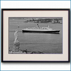 1986年 客船クイーンエリザベス2と自由の女神の写真 3328LL黒