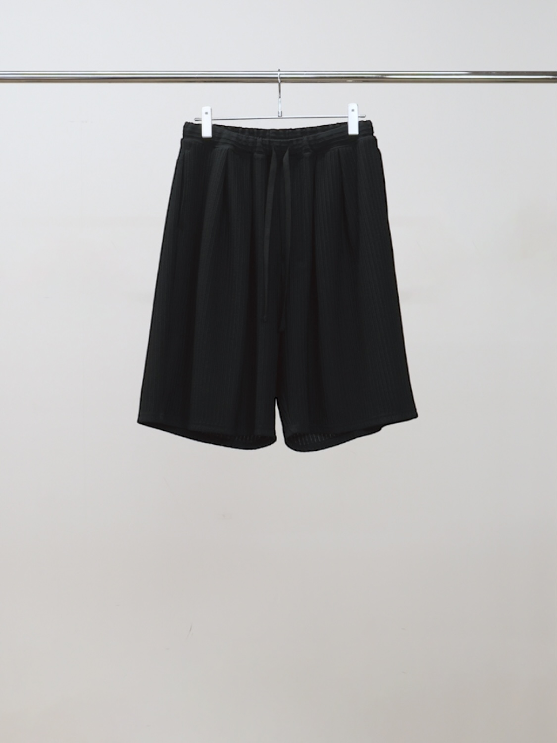 ANCELLM WRINKLED STRIPE TUCK SHORT PANTS BLACK 2026SS