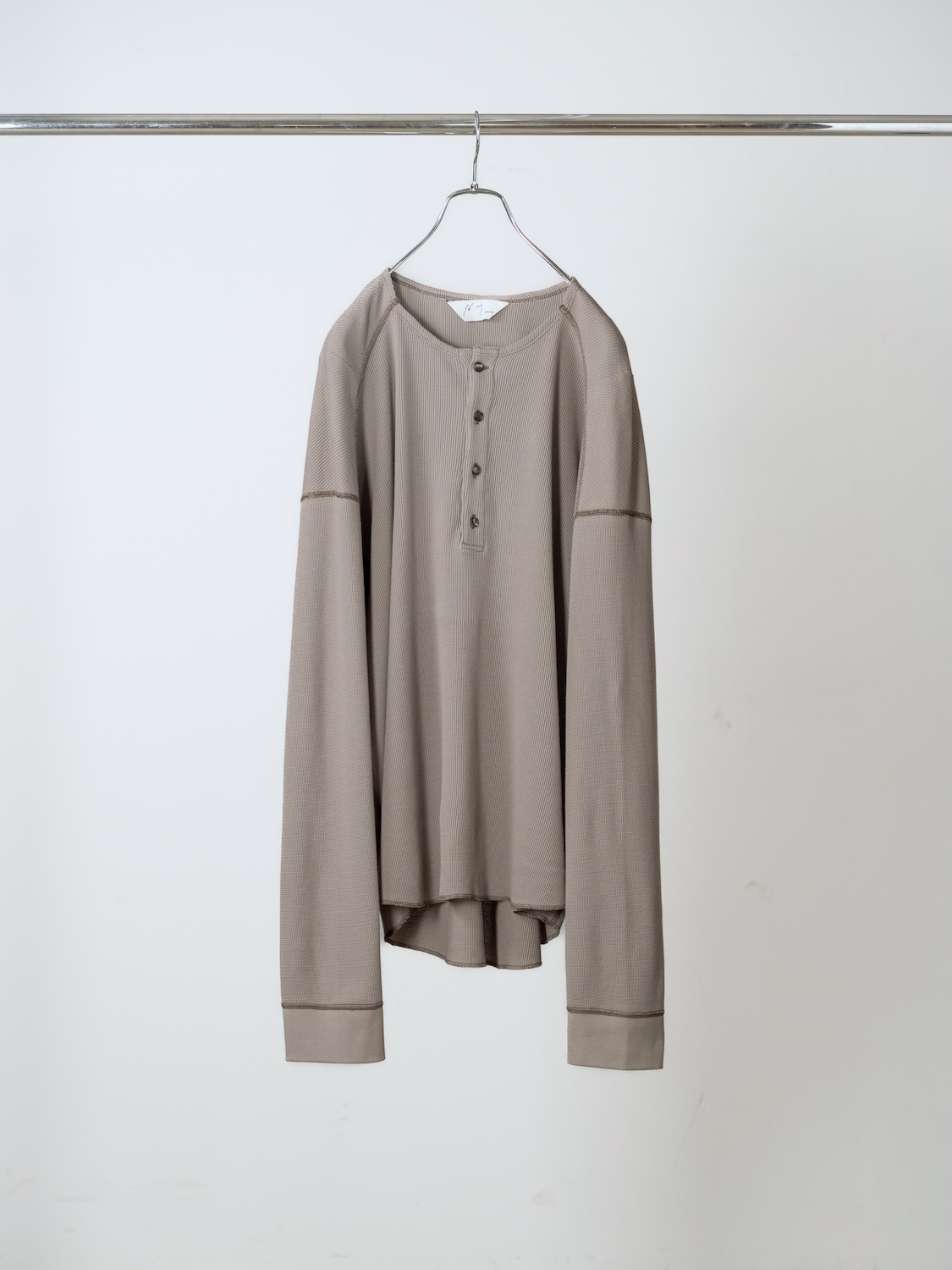 ANCELLM C/CA HENLEY LS T-SHIRT SAND 2026AW
