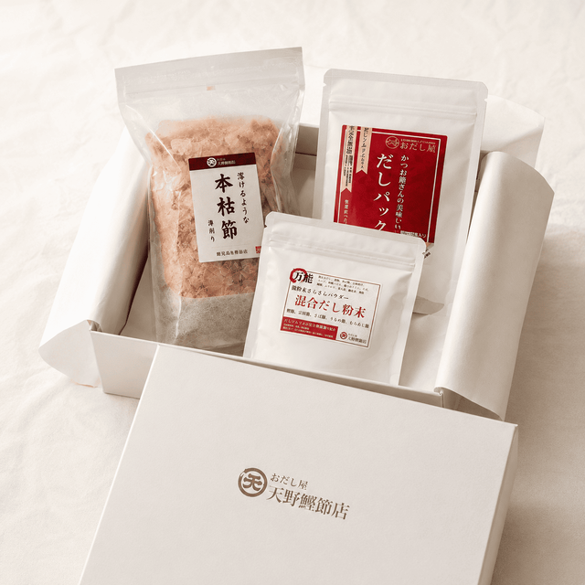 ギフトセット（溶けるような本枯節30g・美味しいだしパック10個入・混合だし粉末）