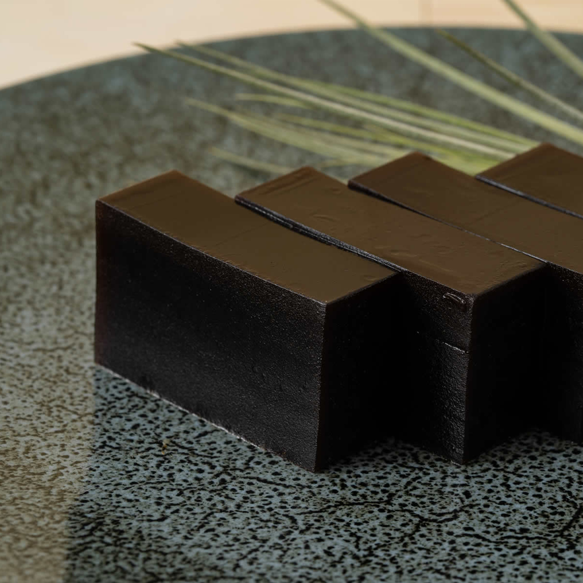 新野屋　くろ羊かん　２本入 | こめや丸七