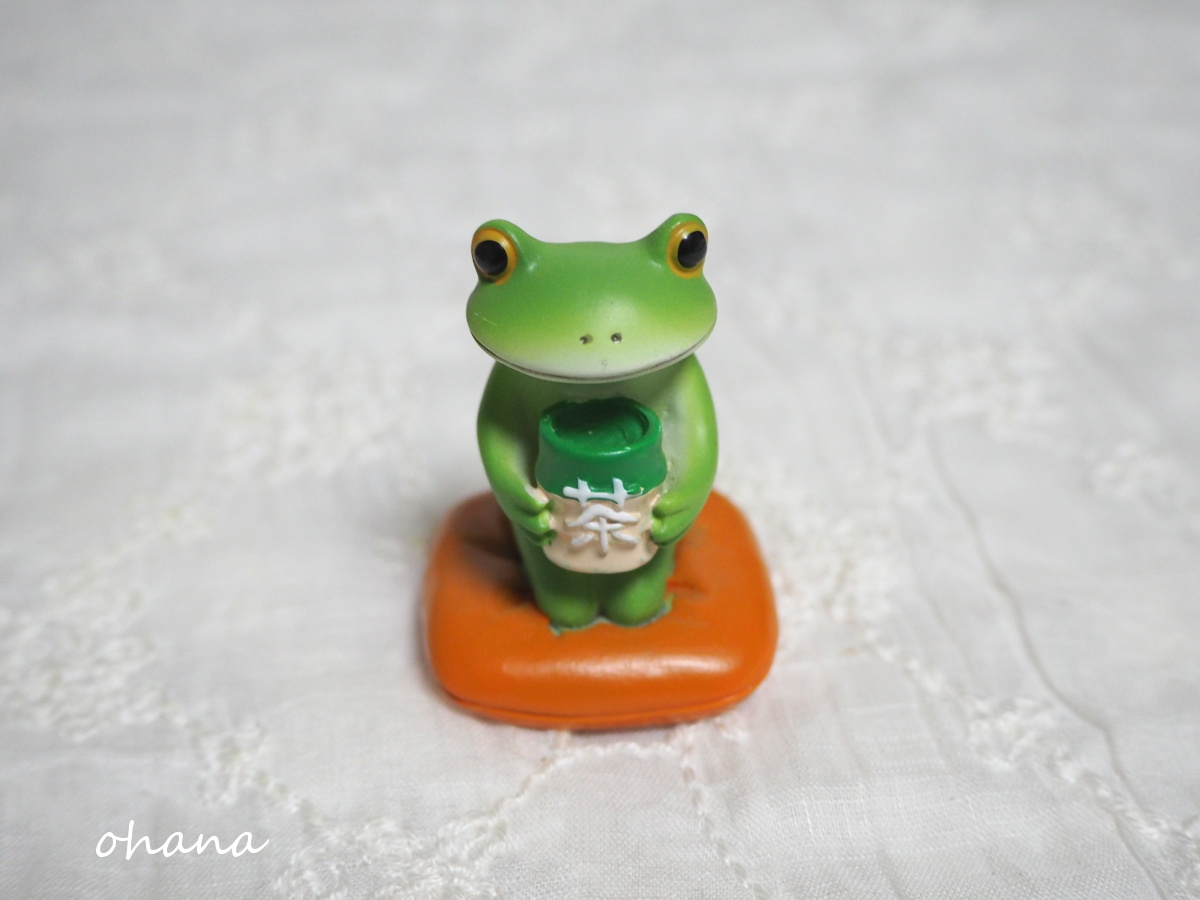 ホッとお茶を飲むカエル