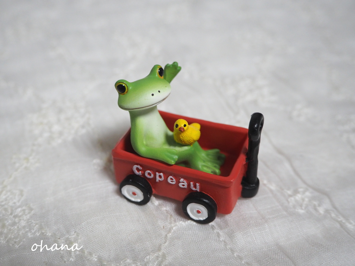 赤いカートのカエル