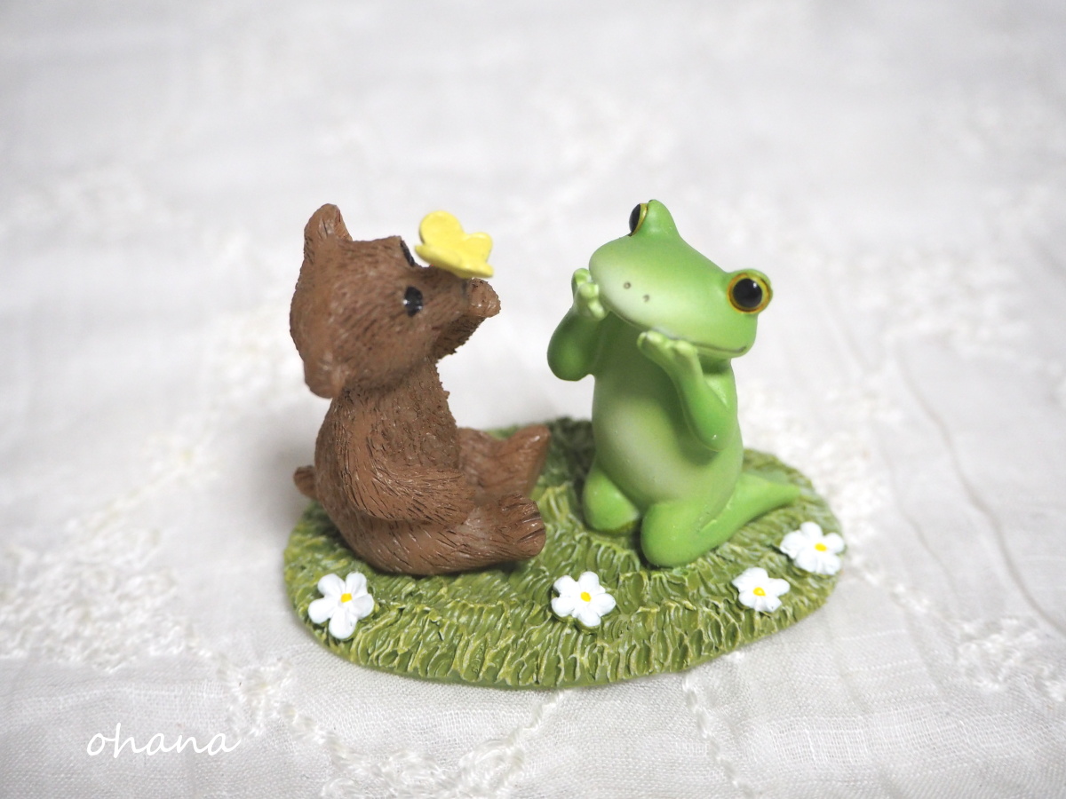 ちょうちょがとまったクマとカエル