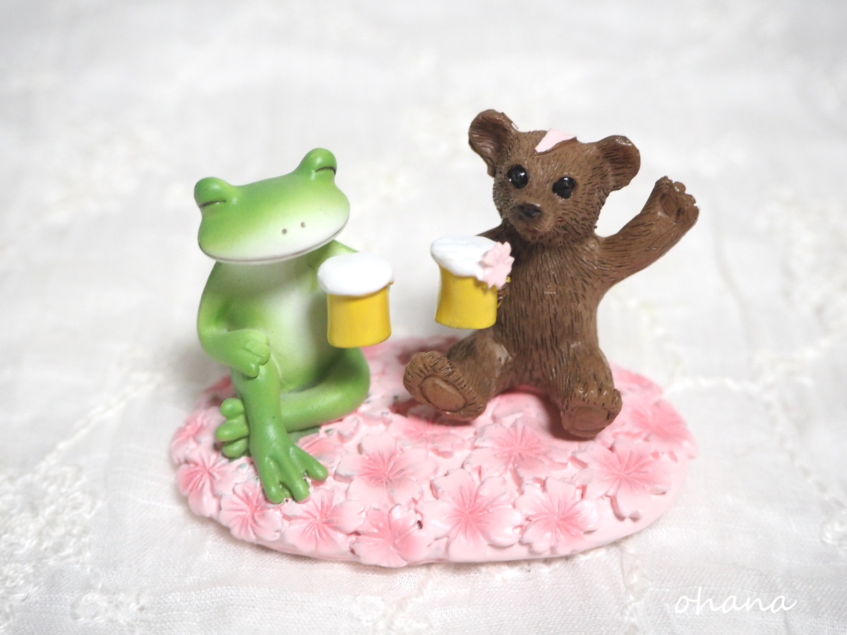 花見酒をするカエルとクマ