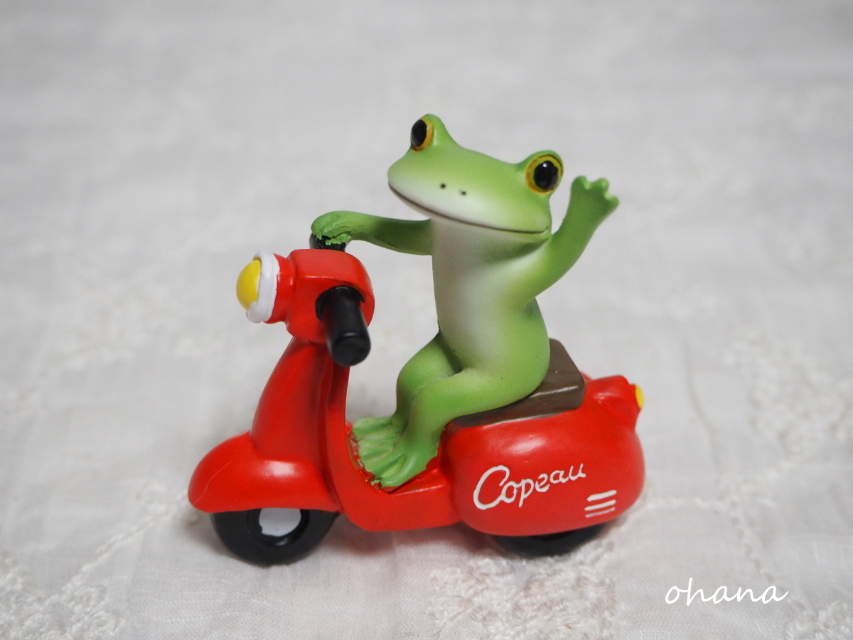 赤いスクーターにのるカエル