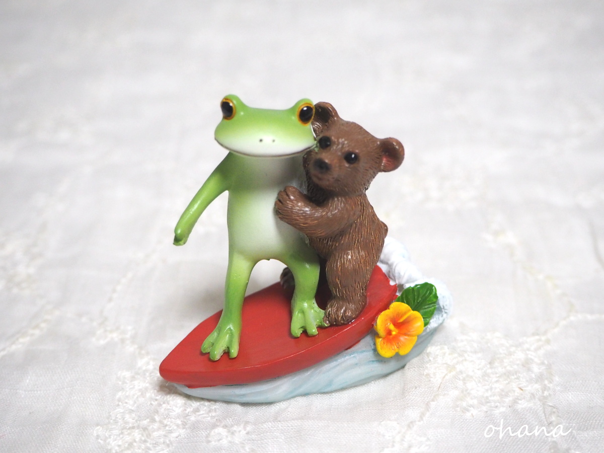 サーフィンするカエルとクマ