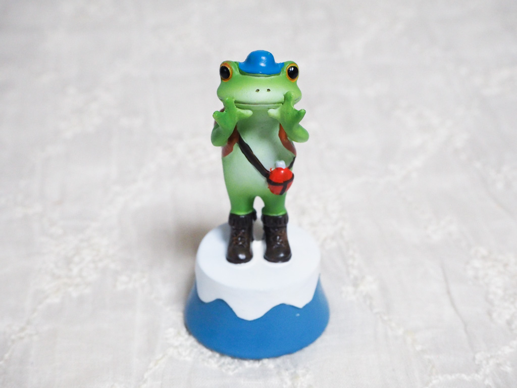 山頂からヤッホーなカエル