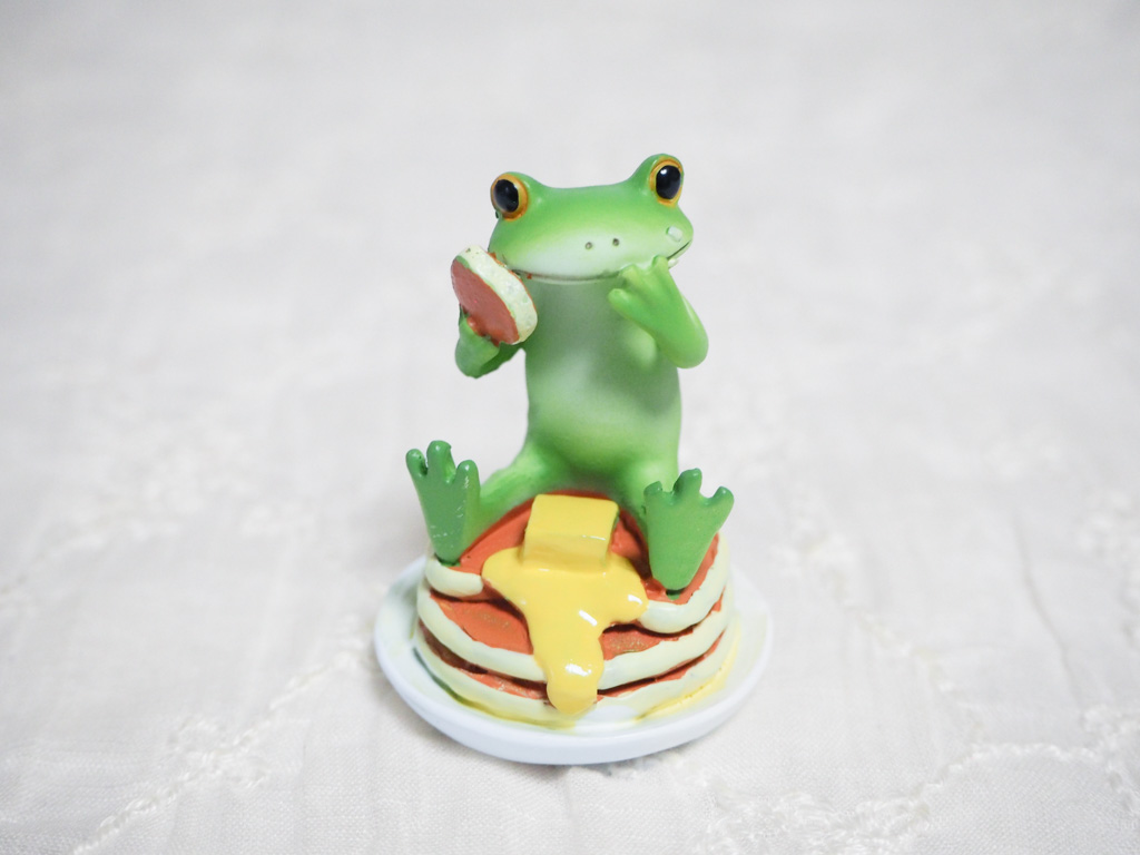 ホットケーキを頬張るカエル