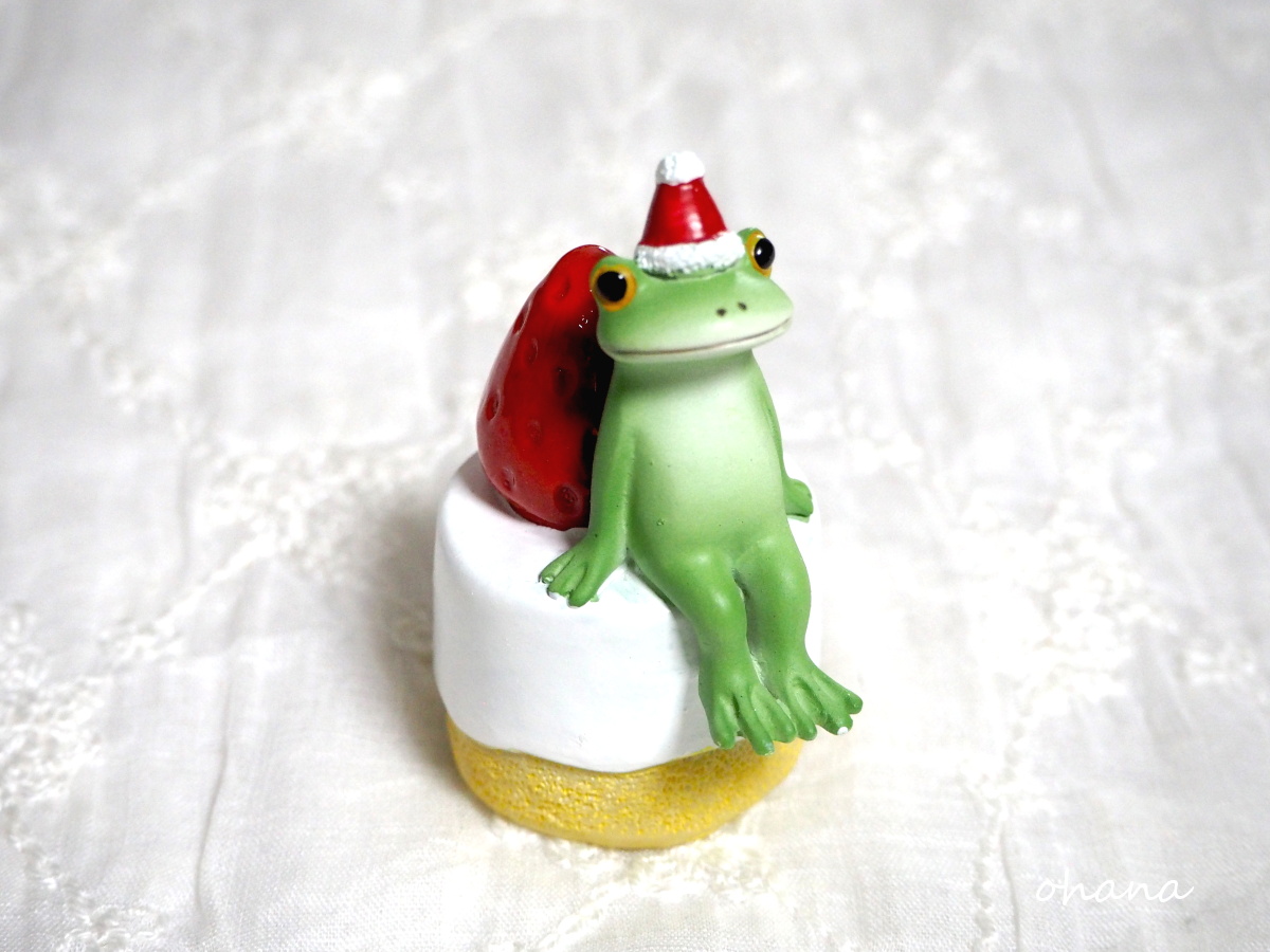 クリスマスケーキに座るカエル
