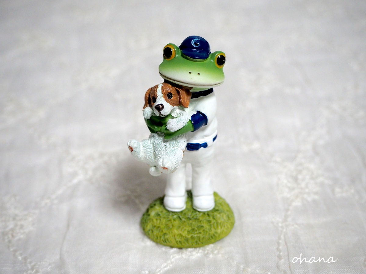 犬を抱っこするカエル選手