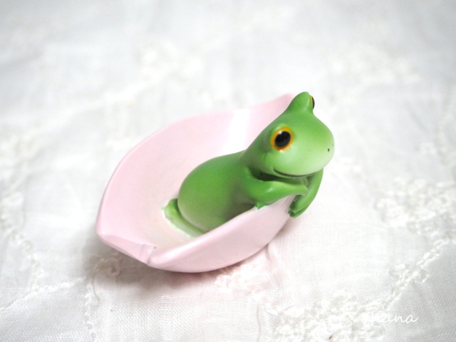 桜をボートにするカエル