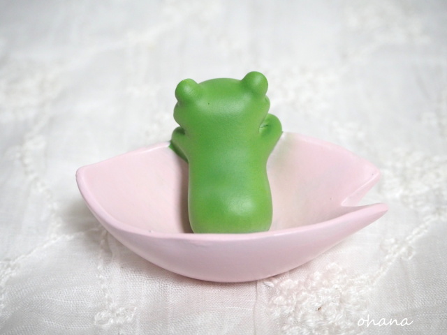 桜をボートにするカエル