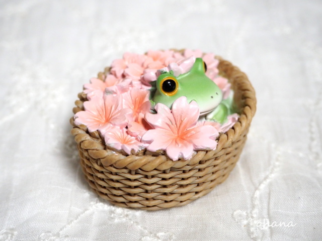 桜からひょっこりするカエル