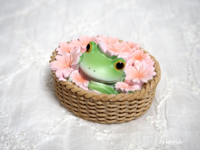 桜からひょっこりするカエル