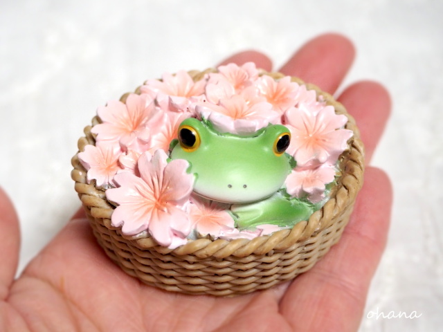 桜からひょっこりするカエル