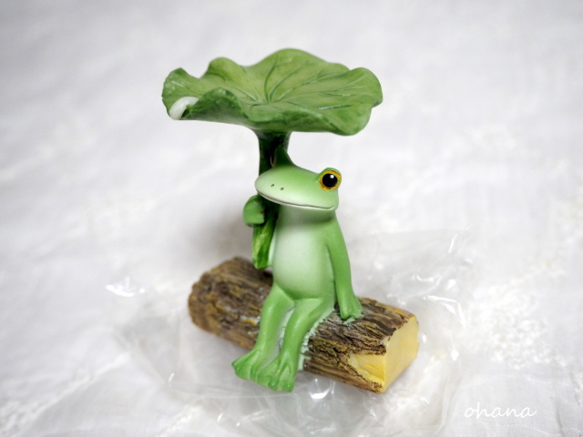 Copeau「ハスの葉で雨宿りするカエル」